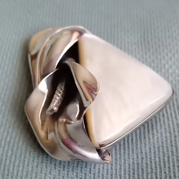 ARTIST MADE STERLING SILVER CALLA LILLY AND WHITE MOTHER OF PEARL PIN/PENDENT - Picture 4 of 10
